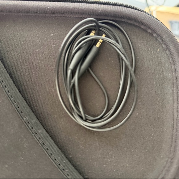 Black wireless Bose headphones - Picture 6 of 6